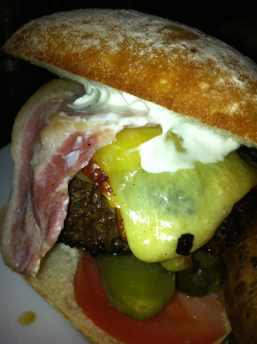 Burger At The Thomas Kemp